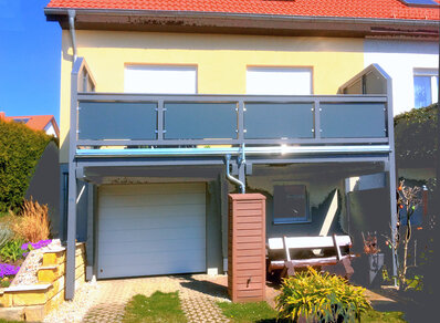 Einstoeckiger Balkon 150